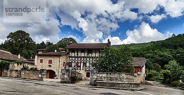Frankreich  Departement Ain  Region Auvergne - Rhône - Alpes. Die HauptstraÃŸe des Dorfes Cuisat mit seinem traditionellen Lebensraum