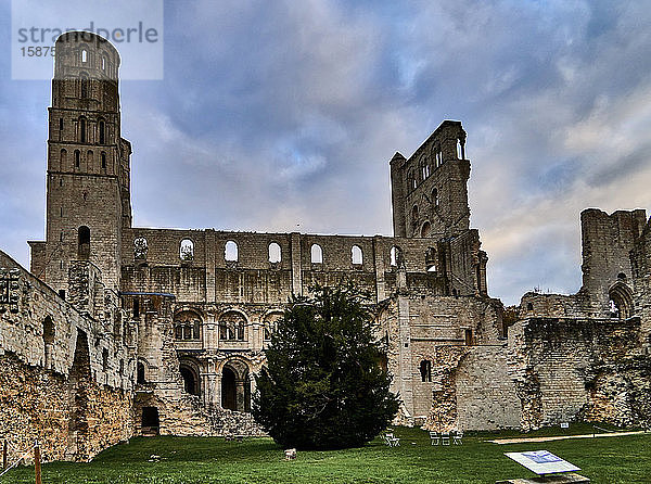 Die Ruinen der Abtei von JumiÃ¨ges waren ein Benediktinerkloster in der Stadt JumiÃ¨ges in der Normandie  Frankreich. 654 wurde die Abtei auf einem bewaldeten Grundstück gegründet  das Chlodwig II. und seine Königin Balthild dem fränkischen Adligen Filibertus schenkten  der der Gefährte der Heiligen Ouen und Wandrille am merowingischen Hof von Dagobert I. gewesen war. Philibert wurde der erste Abt