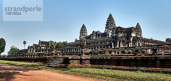Angkor Wat in Kambodscha â€ erbaut von Suryavarman II (reg. 1112â€ 52) â€ ist die irdische Repräsentation des Berges Meru  des Olymps des Hindu-Glaubens und des Wohnsitzes der alten Götter. Die alten kambodschanischen Gottkönige strebten danach  die Bauwerke ihrer Vorfahren in Größe  Maßstab und Symmetrie zu übertreffen  was in dem vermutlich größten religiösen Gebäude der Welt gipfelte. Der Tempel ist das Herz und die Seele Kambodschas und eine Quelle heftigen Nationalstolzes. Im Gegensatz zu den anderen Angkor-Monumenten war er nie den Elementen ausgesetzt und wurde seit seiner Erbauung praktisch ununterbrochen genutzt. Es wird heute allgemein angenommen  dass Angkor Wat höchstwahrscheinlich sowohl als Tempel als auch als Mausoleum für Suryavarman II. diente.