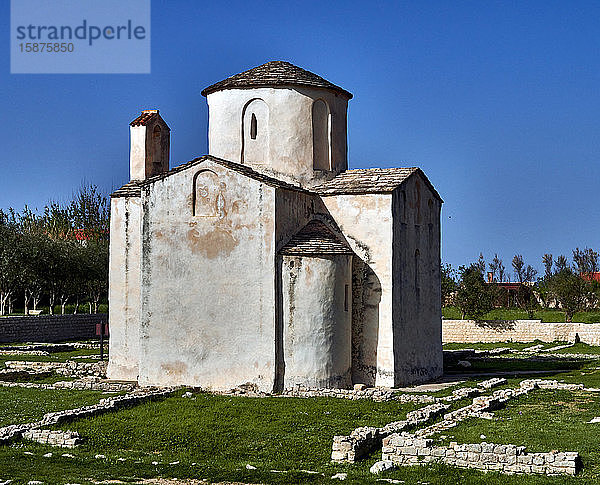 NIN  Provinz Dalmatien  Kroatien  Kirche des Heiligen Kreuzes  Nin ist eine bezaubernde befestigte Stadt auf einer Insel inmitten einer Lagune. Während der römischen Zeit war Nin eine wichtige Gemeinde und ein Seehafen. Nach der Ankunft der Kroaten im 7. Jahrhundert wurde Nin ihr erstes politisches Zentrum und ihre Königsstadt.