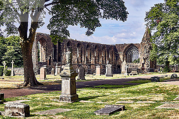 Dunfermline Monastery and Royal Palace Ruins  eines der großen kulturellen und historischen Zentren Schottlands. Das Benediktinerkloster war einst das reichste und mächtigste in Schottland  der Royal Palace wurde im 16.