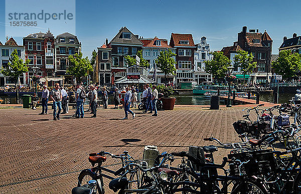 Stadt Leiden  Provinz Südholland  Niederlande  Europa  Menschen entspannen sich entlang des Galgewasserkanals im historischen Zentrum von Leiden  die Stadt Leiden ist bekannt für ihre weltliche Architektur  ihre Kanäle  ihre Universität von 1590  die Geburtsstadt von Rembrand  die Stadt  in der im 16. Jahrhundert die erste Tulpe in Europa blühte