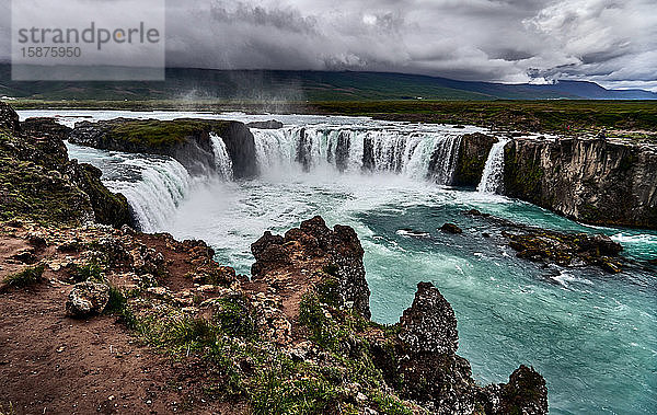 Der GoÃ°afoss ist einer der spektakulÃ?rsten WasserfÃ?lle in Island. Er befindet sich im Bezirk BÃ¡rÃ°ardalur in Nord-Zentral-Island am Beginn der Hochlandstraße Sprengisandur. Das Wasser des Flusses SkjÃ¡lfandafljÃ³t stÃ?rzt aus einer HÃ¶he von 12 Metern Ã?ber eine Breite von 30 Metern.