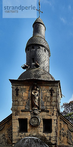 Kapelle Unserer Lieben Frau der Gnade  erbaut 1600-1615 von den Bürgern und Seeleuten von Honfleur   Frankreich  Calvados   Basse-Normandie   katholische Kapelle in Ã‰quemauville   Detail des Glockenturms