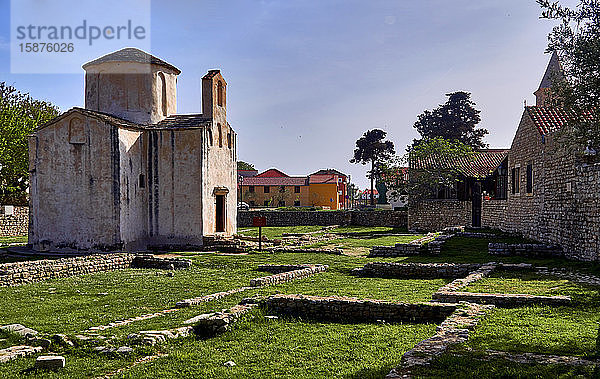 NIN  Provinz Dalmatien  Kroatien  Kirche des Heiligen Kreuzes  Nin ist eine bezaubernde befestigte Stadt auf einer Insel inmitten einer Lagune. Während der römischen Zeit war Nin eine wichtige Gemeinde und ein Seehafen. Nach der Ankunft der Kroaten im 7. Jahrhundert wurde Nin ihr erstes politisches Zentrum und ihre Königsstadt.