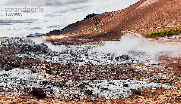 Europa Island   Der NÃ¡maskarÃ°-Pass ist ein geothermisches Gebiet auf dem Berg NÃ¡mafjall in Nordisland. Er ist mit dem Vulkansystem des Krafla verbunden und beherbergt viele heiße Quellen  Schlammtöpfe und Fumarolen.