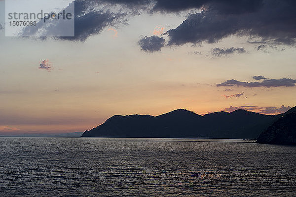 Manarola liegt über dem Meer in der Provinz La Spezia im Naturpark der Cinque Terre in Ligurien  im Nordwesten Italiens. Sie steht auf der Liste des UNESCO-Weltkulturerbes