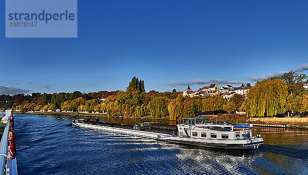 Boot auf der Seine im Herbst vor den Toren von Paris Die Seine im Herbst vor den Toren von Paris