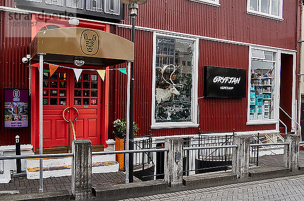 Europa  Reykjavik  Island  Ingolfstorg-Platz  lange rote Häuser  Geschäfte und Restaurants an einem regnerischen Tag im Sommer
