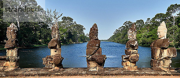Archäologische Stätte  Das Südtor von Angkor Thom führt zum Bayon-Tempel. Es ist von 54 Steinfiguren gesäumt  die eine berühmte Hindu-Geschichte aufführen  und erstreckt sich etwa 50 Meter über einen Graben.