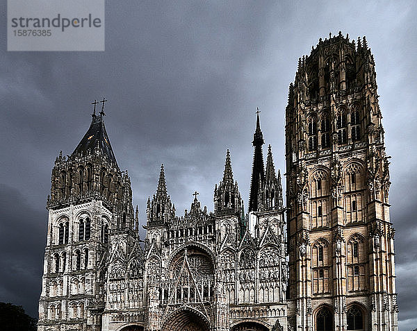 Die Kathedrale von Rouen â€ bekannt als Notre-Dame de l'Assomption de Rouen â€ ist eine römisch-katholische Kirche  La magnifique cathÃ©drale gothique de Rouen a la plus haute flÃ¨che dâ€™Ã©glise de France et une richesse dâ€™art  dâ€™histoire et de dÃ©tails architecturaux