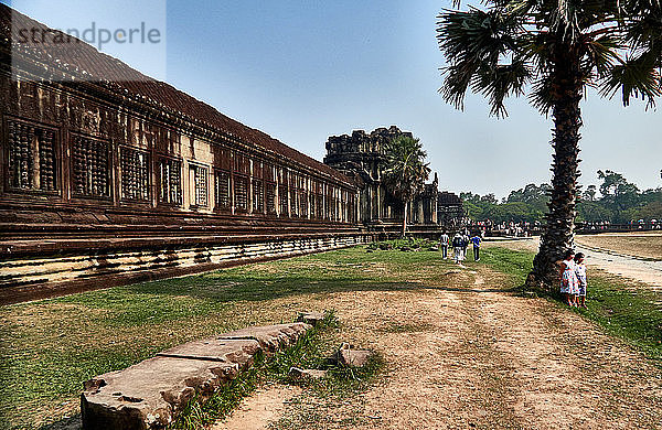 Angkor Wat in Kambodscha â€ erbaut von Suryavarman II (reg. 1112â€ 52) â€ ist die irdische Repräsentation des Berges Meru  des Olymps des Hindu-Glaubens und der Wohnstätte der alten Götter. Die alten kambodschanischen Gottkönige strebten danach  die Bauwerke ihrer Vorfahren in Größe  Maßstab und Symmetrie zu übertreffen  was in dem vermutlich größten religiösen Gebäude der Welt gipfelte. Der Tempel ist das Herz und die Seele Kambodschas und eine Quelle heftigen Nationalstolzes. Im Gegensatz zu den anderen Angkor-Monumenten war er nie den Elementen ausgesetzt und wurde seit seiner Erbauung praktisch ununterbrochen genutzt. Es wird heute allgemein angenommen  dass Angkor Wat höchstwahrscheinlich sowohl als Tempel als auch als Mausoleum für Suryavarman II. diente.