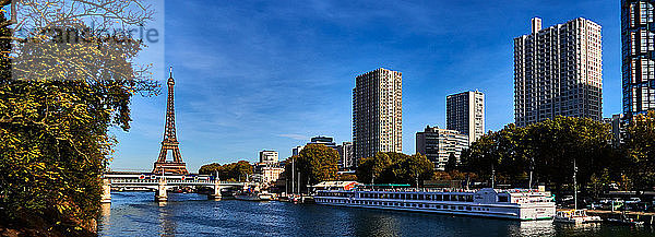 Eiffelturm und Kai  Seine-Fluss mit Schiffen