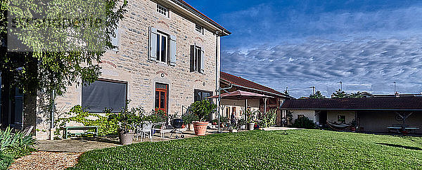 Frankreich  Bourg-en-Bresse  Departement Ain  Dorf Malafretaz  Der Innenhof meines Landhauses mit seiner Tür und seinen Fensterläden und seiner Außenküche. Die warme und freundliche Atmosphäre dieser beiden Lebensräume.
