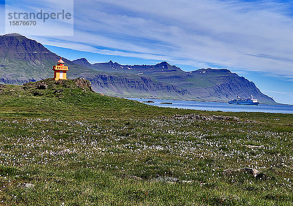 Europa Island  Berufjordur Fjord  der Leuchtturm in der Fischerstadt Djupivogur Gebiet