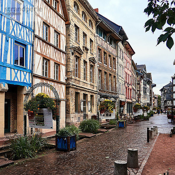 Frankreich  Normandie    Seine Maritime Rouen    Fachwerkhäuser säumen die Straßen der mittelalterlichen Stadt Rouen