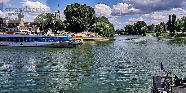 Europa  Frankreich  Stadt Chalon-sur-SaÃ'ne  Departement Bourgogne-Franche-ComtÃ©  Blick vom Quai Gambetta auf die Insel Saint-Laurent und das alte Krankenhaus aus dem 16. Jahrhundert  Fluss SaÃ'ne