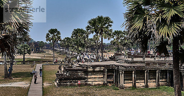 Angkor Wat in Kambodscha â€ erbaut von Suryavarman II (reg. 1112â€ 52) â€ ist die irdische Repräsentation des Berges Meru  des Olymps des Hindu-Glaubens und der Wohnstätte der alten Götter. Die alten kambodschanischen Gottkönige strebten danach  die Bauwerke ihrer Vorfahren in Größe  Maßstab und Symmetrie zu übertreffen  was in dem vermutlich größten religiösen Gebäude der Welt gipfelte. Der Tempel ist das Herz und die Seele Kambodschas und eine Quelle heftigen Nationalstolzes. Im Gegensatz zu den anderen Angkor-Monumenten war er nie den Elementen ausgesetzt und wurde seit seiner Erbauung praktisch ununterbrochen genutzt. Es wird heute allgemein angenommen  dass Angkor Wat höchstwahrscheinlich sowohl als Tempel als auch als Mausoleum für Suryavarman II. diente.