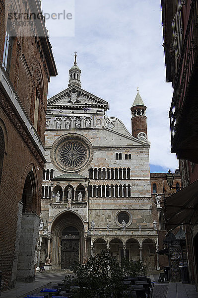 Europa  Italien  Lombardei  Cremona  Der Dom von Cremona oder Kathedrale. Die Kathedrale von Cremona stammt aus dem frühen 12. Jahrhundert und weist Elemente der Gotik  der Renaissance und des Barock auf. Sein Glockenturm ist der berühmte Torrazzo  das Wahrzeichen der Stadt und der höchste vormoderne Turm in Italien.