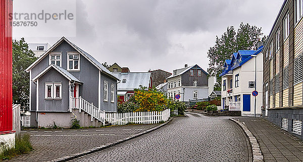 GrjÃ³taborp  eines der Ã?ltesten erhaltenen Holzhausviertel Reykjaviks  ist gekennzeichnet durch enge StraÃŸen mit freistehenden HÃ?usern in kleinen  gut angelegten GÃ?rten  Sonne  Ruhe