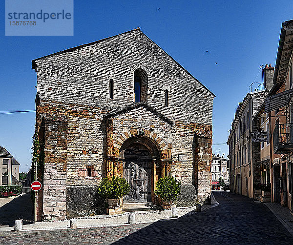 Frankreich   Stadt Tournus  Departement Bourgogne-Franche-ComtÃ©  Romanische Kirche Saint-ValÃ©rien  Die dem Heiligen Valerian  Heiliger und Märtyrer von Tournus  geweihte Kirche wurde von 1008 bis 1028 von Bernier  Abt von Saint-Philibert  erbaut.