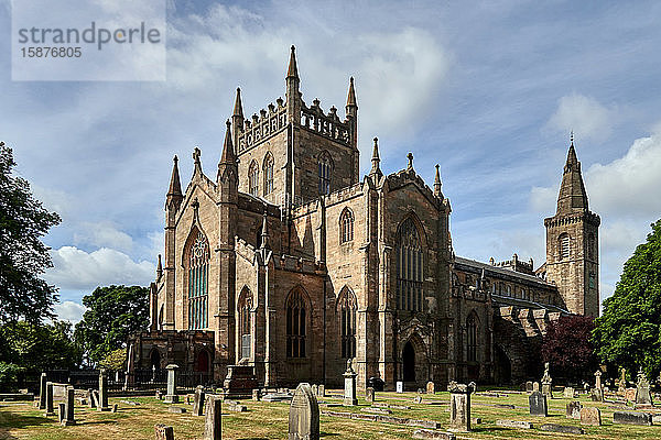 Dunfermline Abbey ist eine Pfarrkirche der Church of Scotland. Die Kirche befindet sich an der Stelle des alten Chors und der Querschiffe einer großen mittelalterlichen Benediktinerabtei  die 1560 während der schottischen Reformation geplündert wurde.