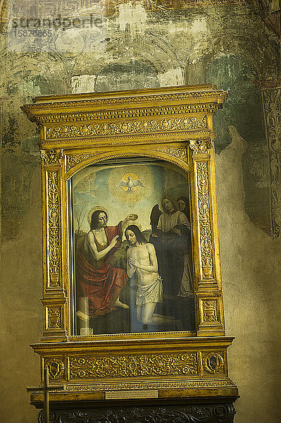 Italien  Lombardei  Melegnano - Kleine Basilika von San Giovanni Battista. In der Kapelle des Baptisteriums befindet sich das Gemälde der Taufe Christi von Ambrogio da Fossano  bekannt als il Bergognone
