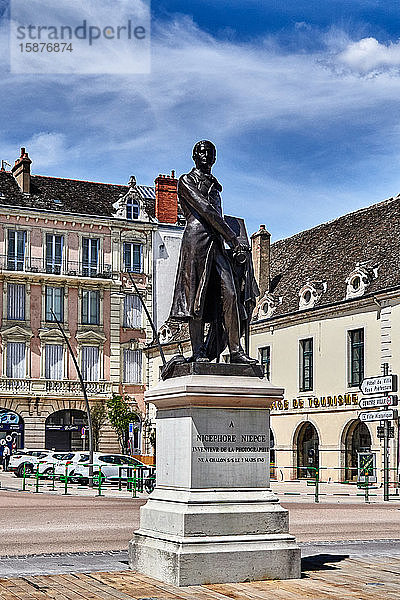 Europa  Frankreich  Stadt Chalon-sur-SaÃ'ne  Departement Bourgogne-Franche-ComtÃ©  Platz Port Villiers  Erfinder der Fotografie  Nicephore Niepce Statue Gebildet von EugÃ¨ne Guillaume im Jahr 1885