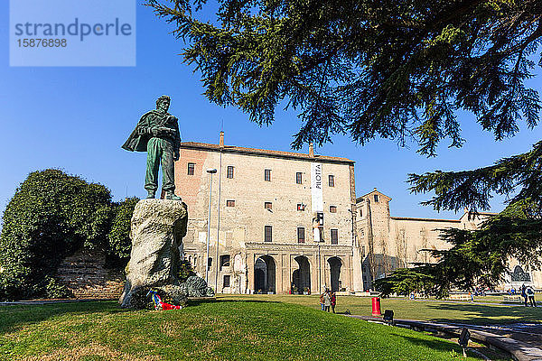 Italien  Emilia Romagna  Parma  Piazza della Pace  Partisanendenkmal  im Hintergrund Palazzo della Pilotta