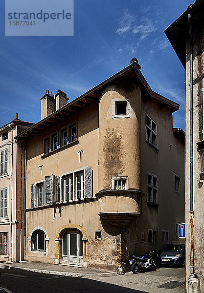 Frankreich  Departement Ain  Region Auvergne - Rhône - Alpes. Bourg-en- Bresse Stadt   Street du Palais  ein mittelalterliches Haus mit seinem Wachturm  der an die Stadtbefestigung erinnert