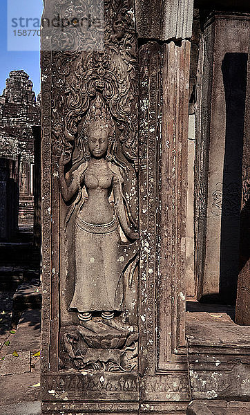 Sandsteinskulptur Der prächtige Bayon-Tempel befindet sich in der letzten Hauptstadt des Khmer-Reiches - Angkor Thom. Seine 54 gotischen Türme sind mit 216 riesigen lächelnden Gesichtern verziert. Erbaut im späten 12. oder frühen 13. Jahrhundert als offizieller Staatstempel des Königs Jayavarman VII.