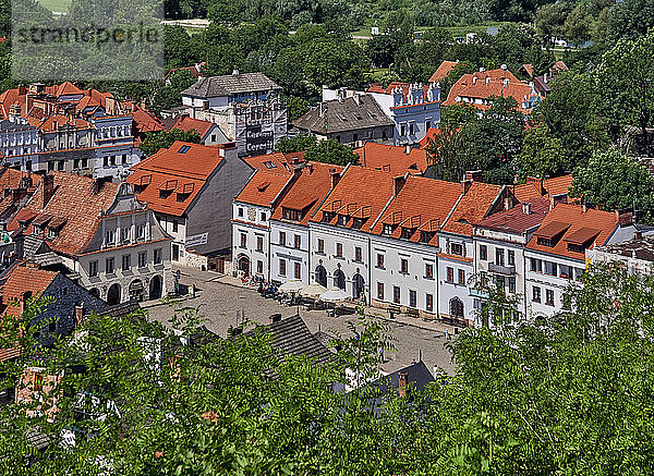 Europa  Polen  Woiwodschaft Lublin  Provinz Lublin  altes Holzhaus  Marktplatz im Dorf Kazimierz Dolny  Die Gründung der Stadt und der Bau einer befestigten Burg wird Kazimierz Wielki durch die Legende zugeschrieben.