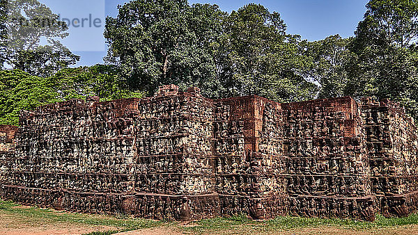 Die Terrasse des Leprakönigs ist Teil der ummauerten Stadt Angkor Thom  einer Tempelruine in Kambodscha. Die Terrasse wurde von Angkors König Jayavarman VII. als Plattform genutzt  von der aus er seine siegreich zurückkehrende Armee betrachten konnte. Sie war mit dem Palast Phimeanakas verbunden  von dem nur noch wenige Ruinen übrig sind. Der größte Teil der ursprünglichen Struktur bestand aus organischem Material und ist seit langem verschwunden. Das meiste  was übrig geblieben ist  sind die Fundamentplattformen des Komplexes. Die 350 m lange Elefantenterrasse wurde als riesige Tribüne für öffentliche Zeremonien genutzt und diente als Basis für die große Audienzhalle des Königs. Sie besteht aus fünf Vorbauten  die sich in Richtung des zentralen Platzes erstrecken - drei in der Mitte und einer an jedem Ende. Der mittlere Teil der Stützmauer ist mit lebensgroßen Garudas und Löwen geschmückt  an den beiden Enden befinden sich die beiden Teile der berühmten Elefantenparade mit ihren Khmer-Mahuts.