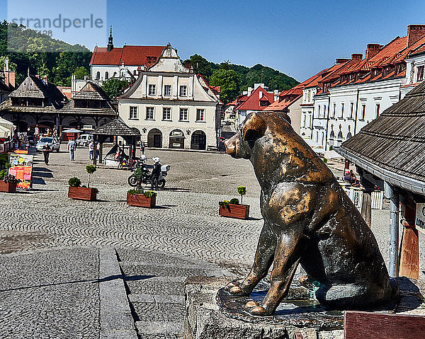 Europa  Polen  Woiwodschaft Lublin  Provinz Lublin  altes Holzhaus  Marktplatz im Dorf Kazimierz Dolny  Hundestatue  Bronze. Die Gründung der Stadt und der Bau einer befestigten Burg wird Kazimierz Wielki durch die Legende zugeschrieben.