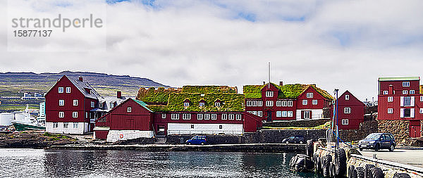Dänemark  Halbinsel Tinganes  Torshavn  Streymoy  Färöer Inseln. Tinganes ist der historische Sitz der fÃ¶rÃ¶sischen LandstÃ½ri (Regierung) und ein zentraler Teil von TÃ³rshavn. Der Name Tinganes bedeutet auf Färöisch 'Parlamentssteg' oder 'Parlamentspunkt'. Viele der HolzhÃ?user auf Tinganes stammen aus dem 16. und 17. Jahrhundert und haben die fÃ?r die FÃ?rÃ¶er Inseln typische rote Farbe sowie GrasdÃ?cher  die sehr verbreitet sind.