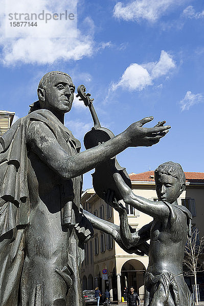 Italien  Lombardei  Cremona  die Statue des berühmten Geigenbauers Antonio Stradivari auf dem Stradivari-Platz