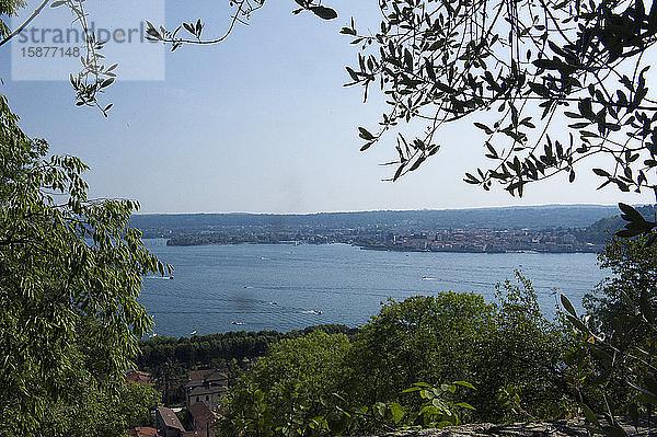 Blick von der Festung Rocca di Angera Borromeo  Angera  Varese  Lombardei  Italien  Europa