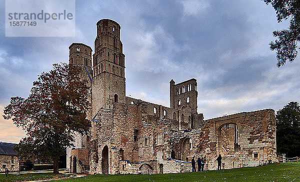 Die Ruinen der Abtei von JumiÃ¨ges waren ein Benediktinerkloster in der Stadt JumiÃ¨ges in der Normandie  Frankreich. 654 wurde die Abtei auf einem bewaldeten Grundstück gegründet  das Chlodwig II. und seine Königin Balthild dem fränkischen Adligen Filibertus schenkten  der der Gefährte der Heiligen Ouen und Wandrille am merowingischen Hof von Dagobert I. gewesen war. Philibert wurde der erste Abt