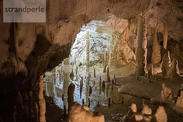 Italien  Marken  Genga  das Naturspektakel der Frasassi-Grotten mit scharfen Stalaktiten und Stalagmiten