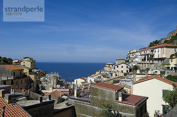 Riomaggiore liegt mit Blick auf das Meer in der Provinz La Spezia im Naturpark der Cinque Terre in Ligurien im Nordwesten Italiens. Die Stadt steht auf der Liste des UNESCO-Weltkulturerbes.
