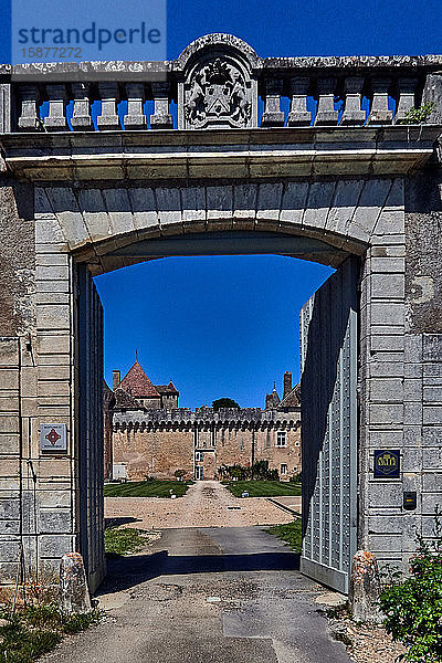 Europa  Frankreich   Departement Bourgogne-Franche-ComtÃ©  Inmitten von Weinbergen liegt das ChÃ¢teau de Rully  eine mÃ©diÃ©valistische Festung aus dem 12.