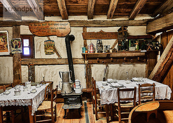 Frankreich  Departement Ain  Region Auvergne - Rhône - Alpes. Ecomuseum Landhaus in Saint-Etienne-du-Bois. Dieses alte Restaurant Bressan aus dem Jahr 1900 ist in einem alten Bauernhaus mit Fachwerk eingerichtet  das in das Museum integriert ist.