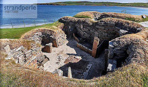 Vereinigtes Königreich  Schottland  Orkney-Inseln ist ein Archipel auf den nördlichen Inseln Schottlands  Atlantik  Skara Brae  eine neolithische Siedlung auf dem Festland von Orkney. In diesem prähistorischen Dorf  einer der am besten erhaltenen prähistorischen Häusergruppen in Westeuropa  kann man die Lebensweise von vor 5.000 Jahren erleben  bevor Stonehenge gebaut wurde.