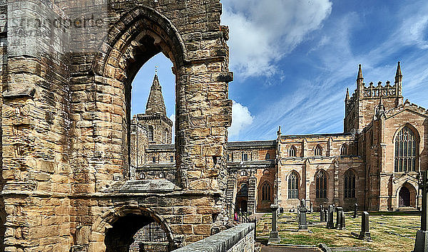 Dunfermline Abbey ist eine Pfarrkirche der Church of Scotland. Die Kirche befindet sich an der Stelle des alten Chors und der Querschiffe einer großen mittelalterlichen Benediktinerabtei  die 1560 während der schottischen Reformation geplündert wurde.