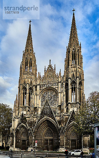 Die Kathedrale von Rouen â€ bekannt als Notre-Dame de l'Assomption de Rouen â€ ist eine römisch-katholische Kirche. Die prächtige gotische Kathedrale von Rouen hat die höchste Kirchturmspitze Frankreichs und ist reich an Kunst  Geschichte und architektonischen Details.