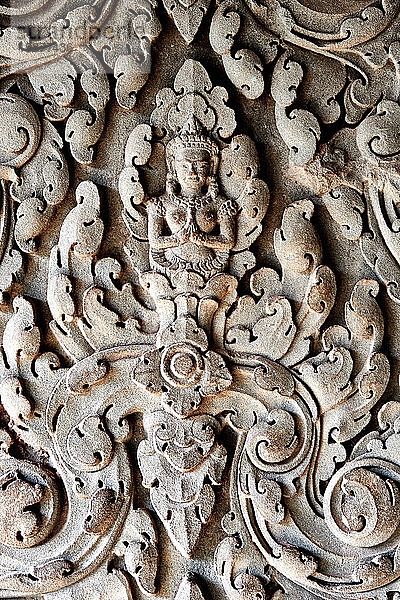 Das von Suryavarman II. (reg. 1112â€ 52) errichtete Basrelief aus rosafarbenem Sandstein in Angkor Wat in Kambodscha ist das irdische Abbild des Berges Meru  des Olymps des Hindu-Glaubens und des Wohnsitzes der alten Götter. Die alten kambodschanischen Gottkönige strebten danach  die Bauwerke ihrer Vorfahren in Größe  Maßstab und Symmetrie zu übertreffen  was in dem vermutlich größten religiösen Gebäude der Welt gipfelte. Der Tempel ist das Herz und die Seele Kambodschas und eine Quelle heftigen Nationalstolzes. Im Gegensatz zu den anderen Angkor-Monumenten war er nie den Elementen ausgesetzt und wurde seit seiner Erbauung praktisch ununterbrochen genutzt. Es wird heute allgemein angenommen  dass Angkor Wat höchstwahrscheinlich sowohl als Tempel als auch als Mausoleum für Suryavarman II. diente.