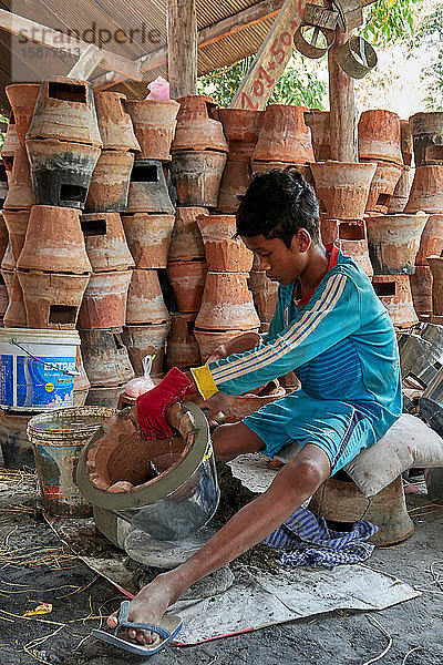 Kambodscha  Siam Reap Traditionelles Töpferdorf Anmong Risei  Junge bei der Herstellung von Keramikarbeiten