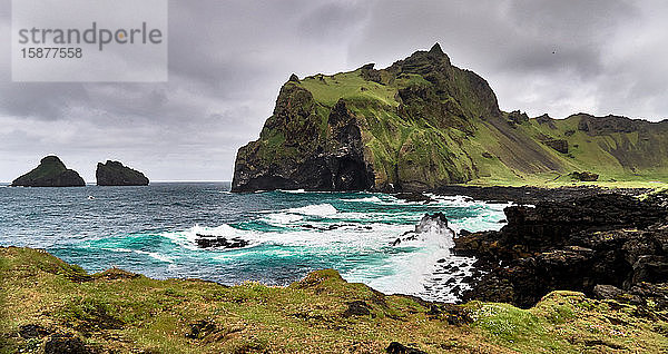 Europa  Island    Heimaey ist die größte Insel des Vestmannaeyjar-Archipels. Im Januar 1973 zerstörte der Lavastrom des nahe gelegenen Vulkans Eldfell die halbe Stadt und drohte  den Hafen zu schließen.