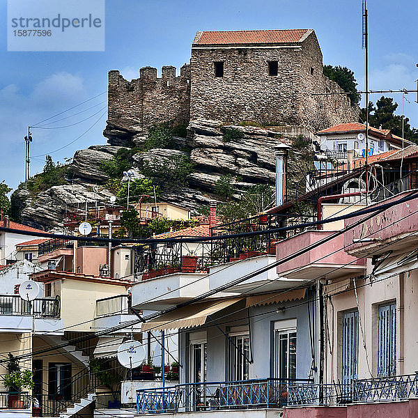 Kavala  Ostmakedonien  Ägäis  Griechenland  Blick auf die Altstadt mit der byzantinischen Festung auf dem Gipfel von Kavala. Die antike Burg wurde von den Byzantinern mehrmals umgebaut und verstärkt  aber die heutige Struktur stammt hauptsächlich aus dem osmanischen Wiederaufbau von 1425.