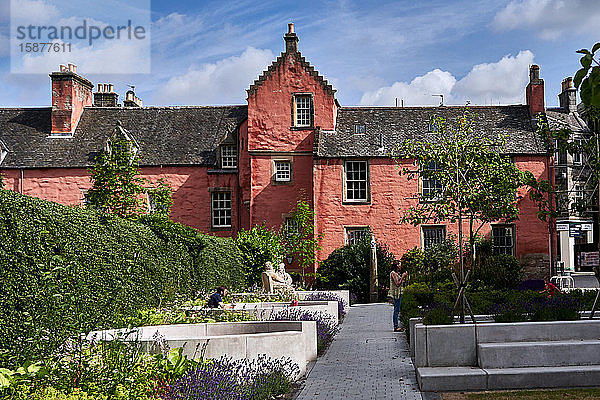 Das Abbot House im Vereinigten Königreich ist ein Kulturerbezentrum an der Maygate in Dunfermline  Fife  Schottland. Es liegt im Schatten der großen Abteikirche von Dunfermline. Als ältestes erhaltenes Gebäude der Stadt Dunfermline und Überbleibsel des großen Brandes von Dunfermline im Jahr 1624 ist das Gebäude ein Beispiel für die wechselnden Stile der schottischen Architektur vom 16. bis zum 20.